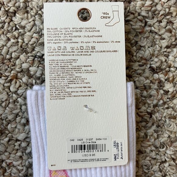 NWT American Eagle '90s Crew Socks One Size Valentines Day Hearts Love Gift AE - Picture 4 of 4